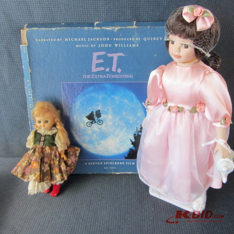 lot 73 image: ET Album, Avon & Storybook Dolls