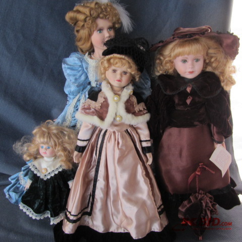 lot 112 image: Collector Dolls
