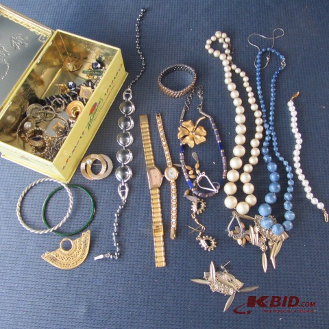 lot 116 image: Costume Jewelry