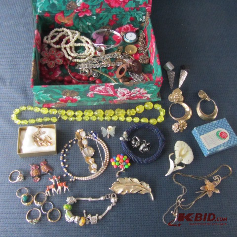 lot 117 image: Costume Jewelry