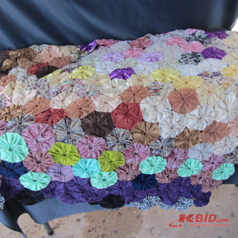 lot 118 image: Antique Quilt