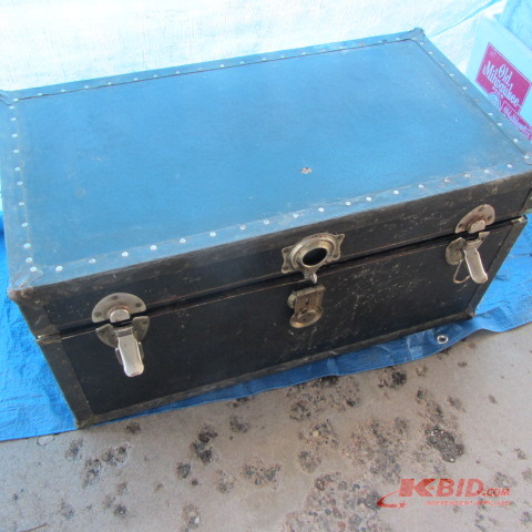 lot 122 image: Foot Locker Trunk