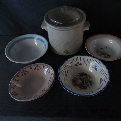 lot 143 image: Crock Pot, Bowls