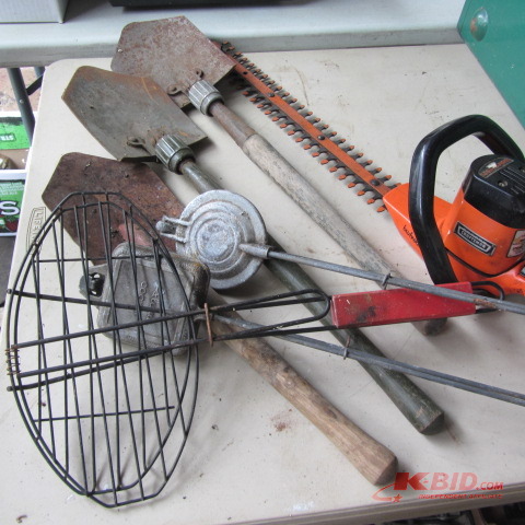 lot 196 image: Folding Shovels, Camp Cookware