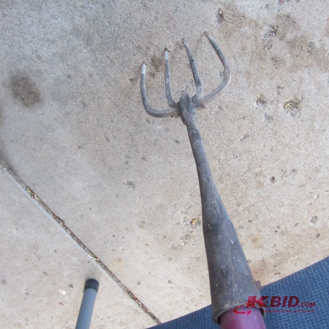 lot 233 image: Fishing Spear