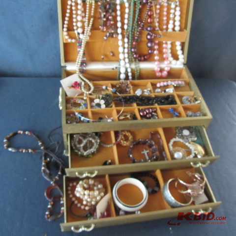 lot 246 image: Jewelry & Chest