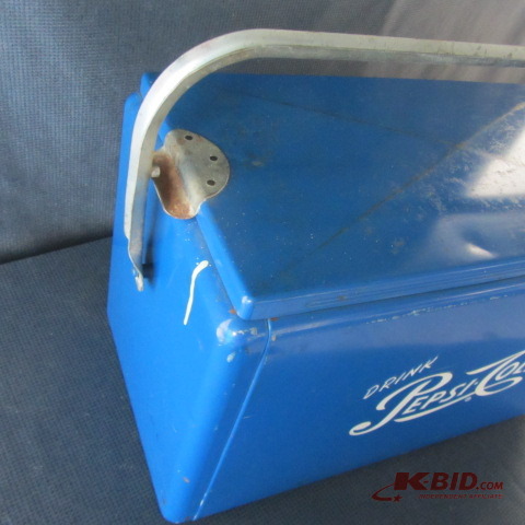 lot 251 image: Vintage Pepsi Cooler