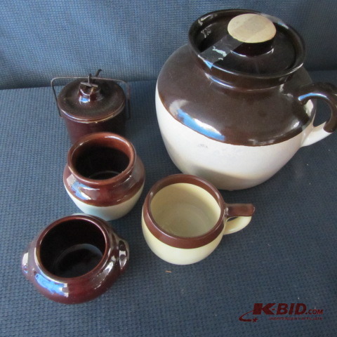 lot 260 image: Crockery Bean & Cheese