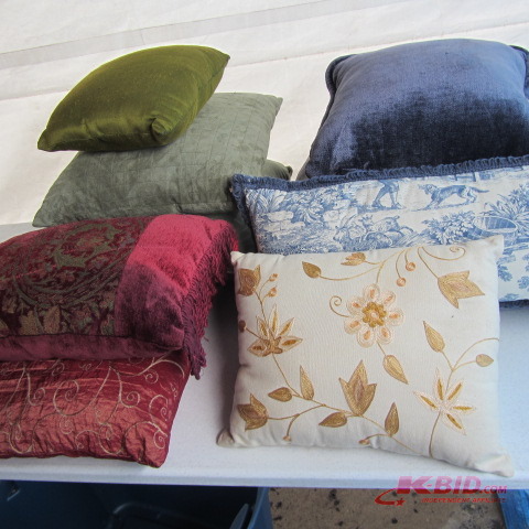 lot 265 image: Decorative Pillows