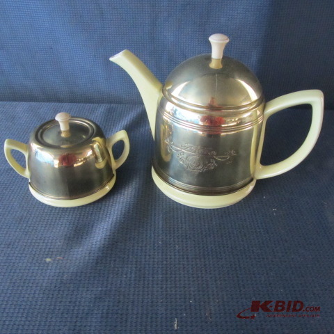 lot 266 image: Hall China Teapot, Sugar