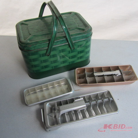 lot 281 image: Vintage Picnic Basket, Trays