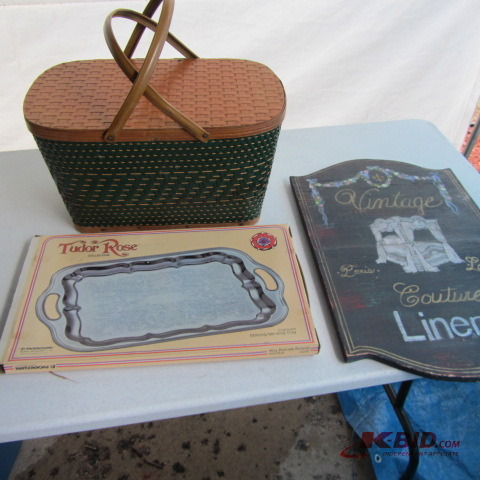 lot 282 image: Hawkeye Picnic Basket, Linens