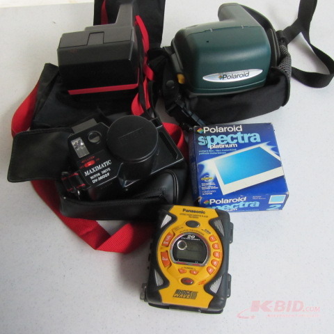 lot 288 image: Polaroid Land Cameras