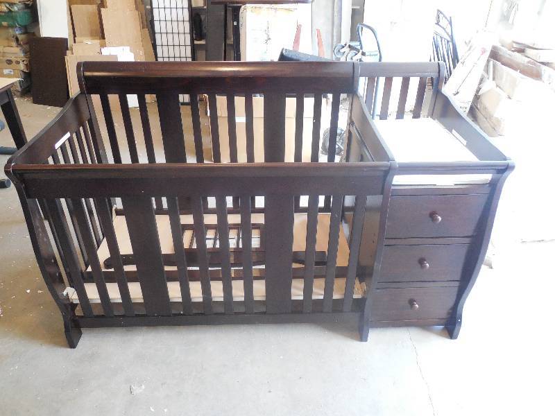 lot 29 image: Portofino 4 in 1 Convertible Crib N Changer