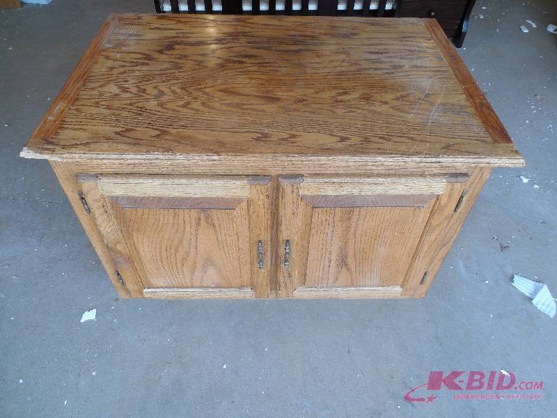 lot 30 image: Oak Cabinet