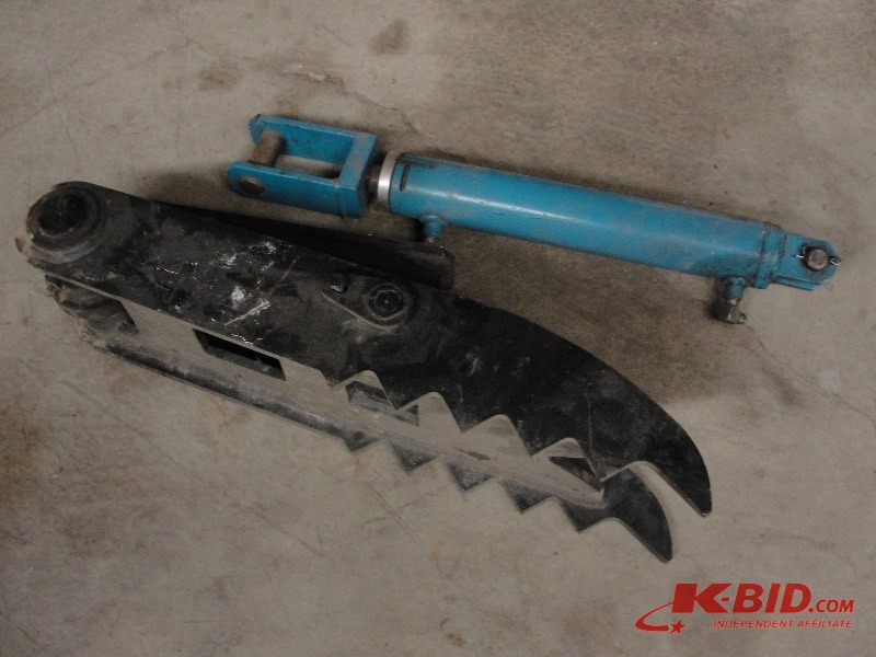 lot 6 image: Mini Excavator Thumb and Cylinder