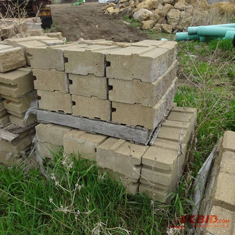 Concrete wall block. Approx 14 pallets.