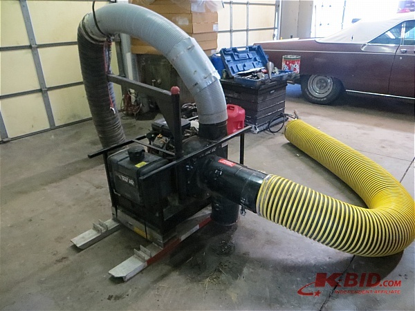 lot 4 image: Trac Vac Leaf Loader