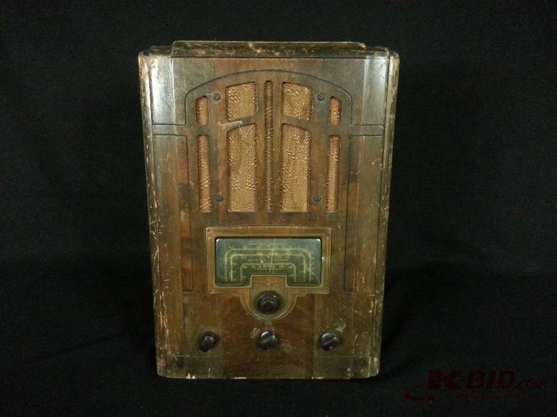 lot 4 image: Vintage RCA Victor Tombstone Tube Radio