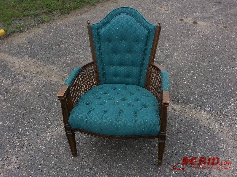 lot 11 image: Vintage Wicker Accent Chair
