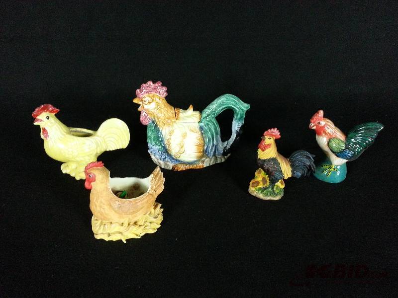 lot 16 image: Lot of (8) Hen & Rooster Chicken Pieces