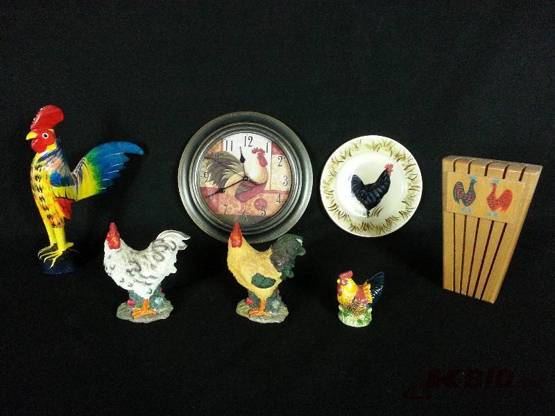 lot 19 image: Lot of (7) Hen & Rooster Chicken Pieces, Clock, Etc.