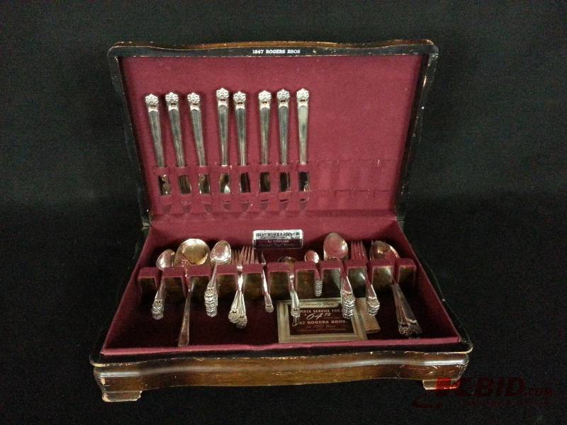 lot 20 image: Rogers Bros Eternally Yours 1847 Silverplate Flatware Set