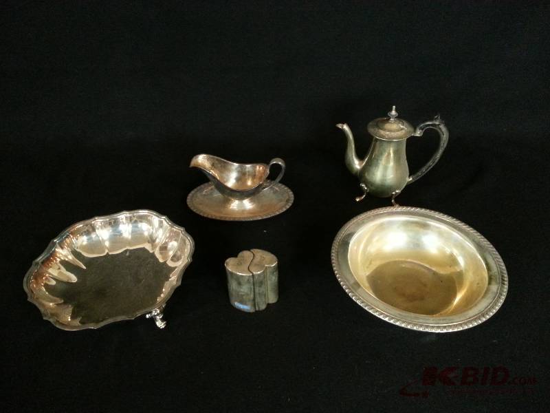 lot 22 image: Lot of (5) Silverplate Service Pieces