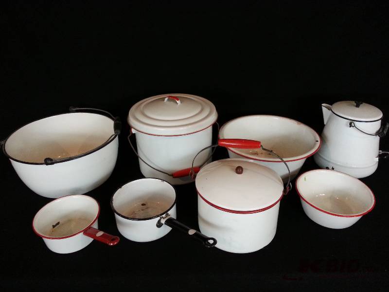 lot 29 image: Great Lot of (8) Vintage Enamel Cooking Pieces