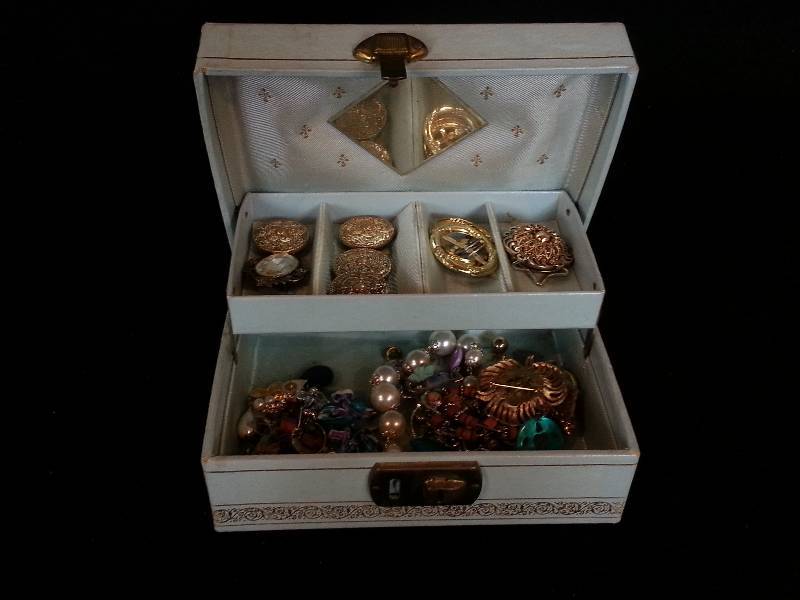 lot 32 image: Vintage Jewelry Box w Jewelry