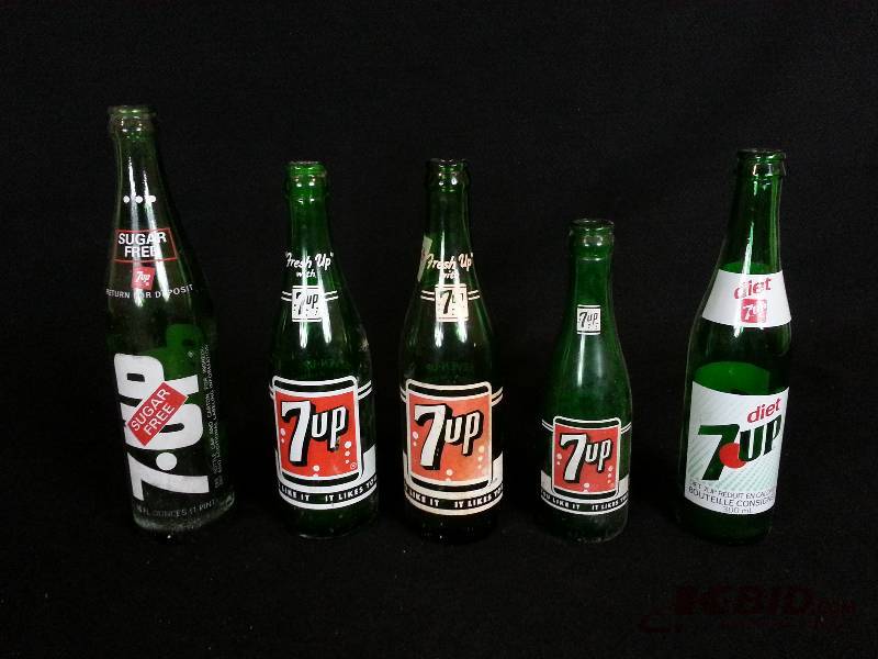 lot 45 image: Lot of (5) Vintage Pop  Cola Bottles - 7-Up