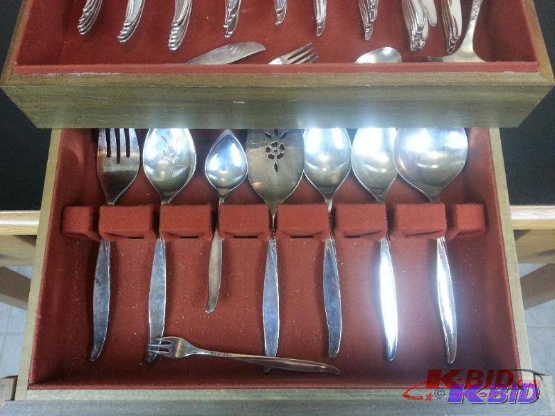 lot 43 image: Oneida Community Silverplate Winsome 1959 Flatware Service for 12 w Wooden Chest