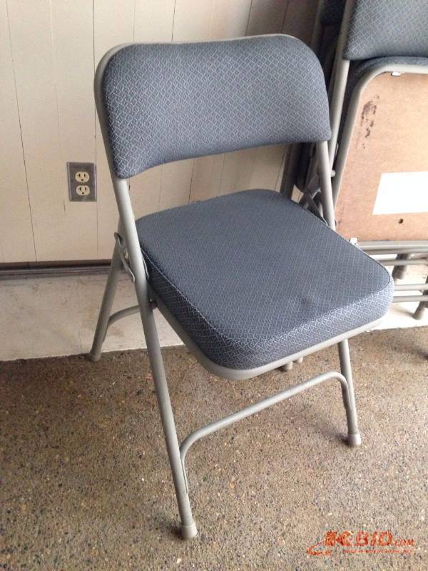 lot 47 image: Lot of (8) folding chairs with cushioned back...