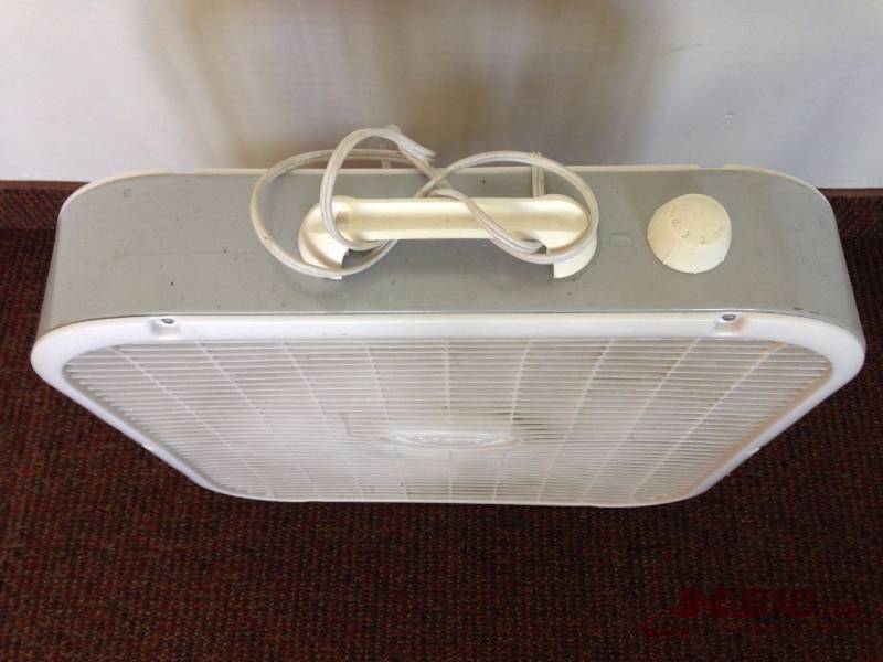 lot 58 image: Lasko floor standing box fan. 3 speed setting...