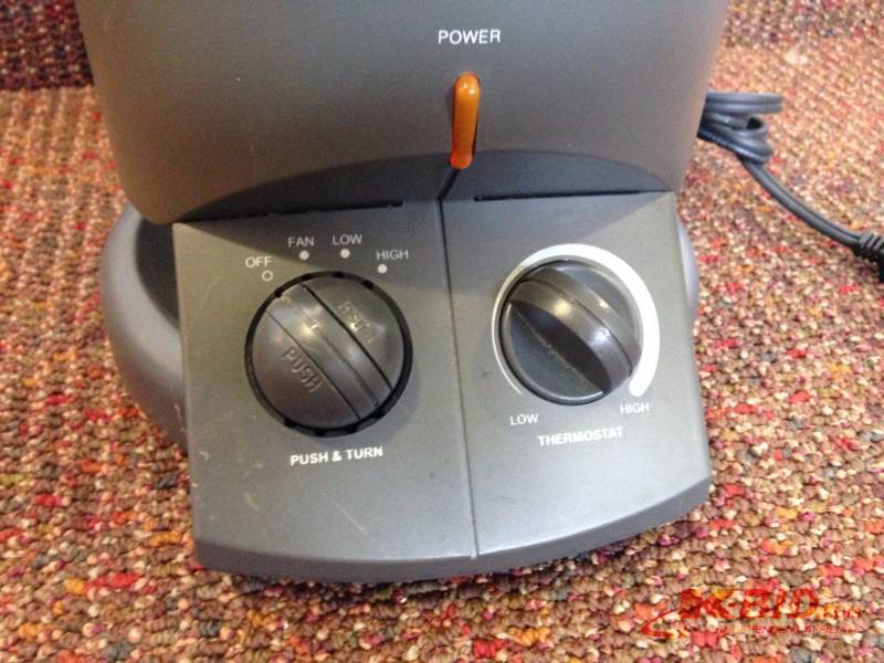 lot 72 image: Honeywell 360 surround heater. 11 12in tall....