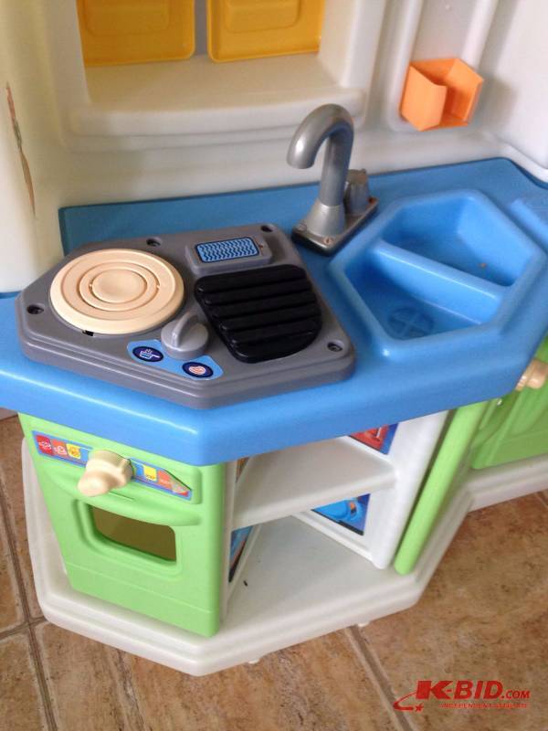lot 76 image: Little Tikes Kitchenette. Great condition. Mi...