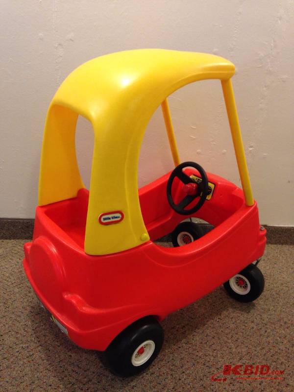 lot 90 image: Little Tikes play car. Rear axel of car is sl...