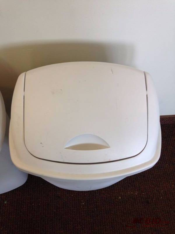 lot 139 image: Lot of (2) white Steralite trash cans. Measur...