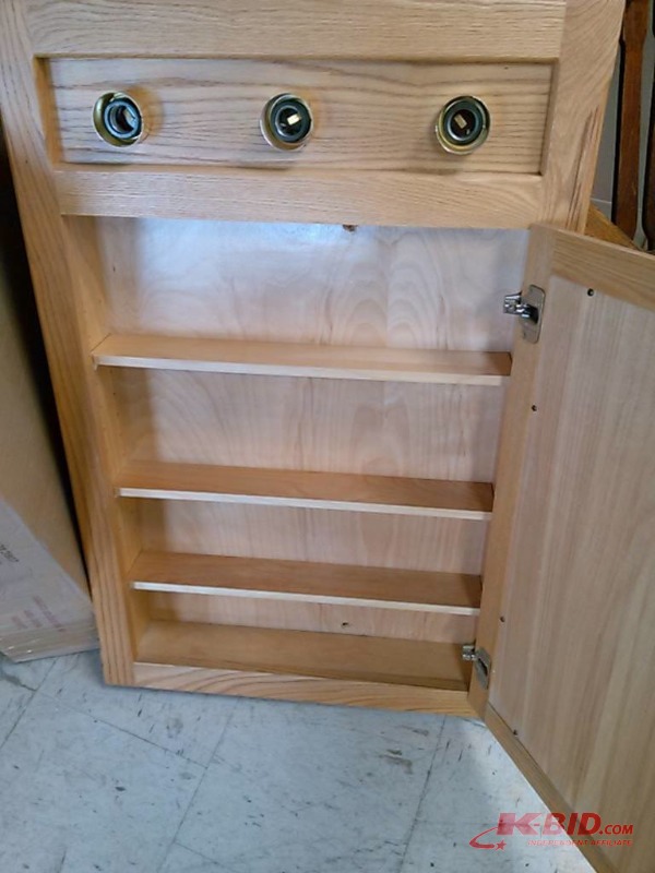 lot 14 image: Beautiful Brand New Solid Oak Large Medicine Cabinet