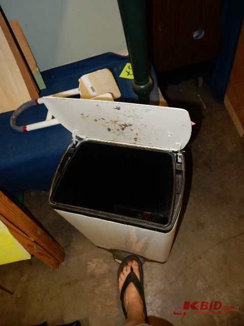 Foot Peddle Garbage Can and Clamp on Support handle