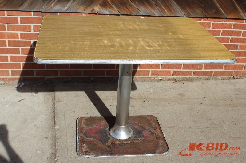 Caf� Table