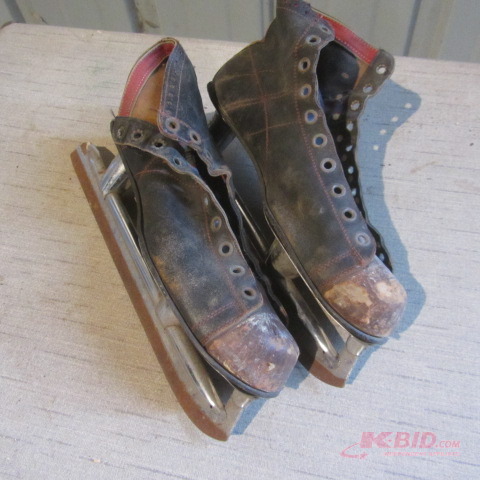 lot 115 image: Mens Skates