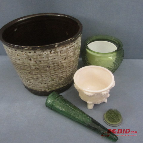 lot 26 image: Planters, Topsy Turvy