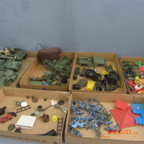 lot 58 image: Army Toys