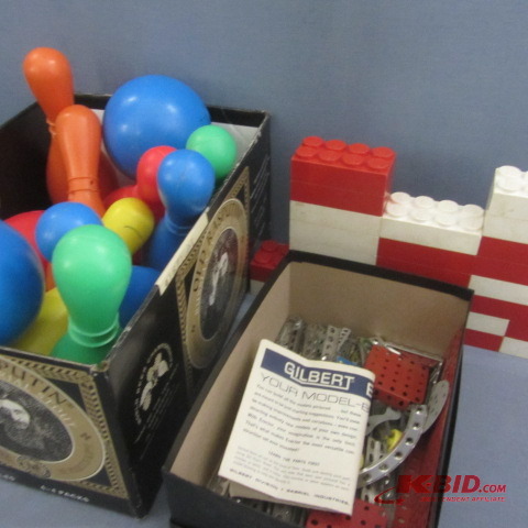 lot 64 image: Erector Set, Legos