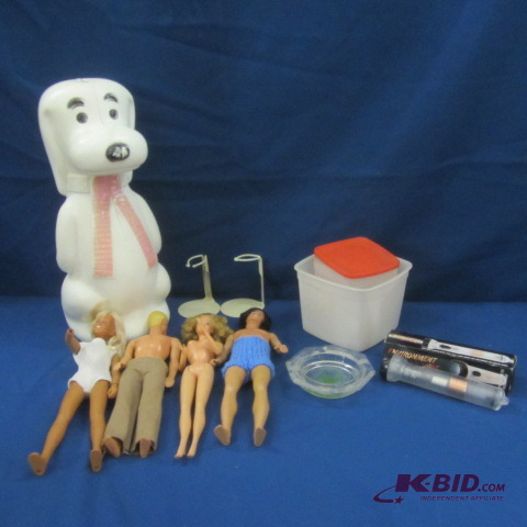 lot 138 image: Barbie, Snoopy, Holiday Inn