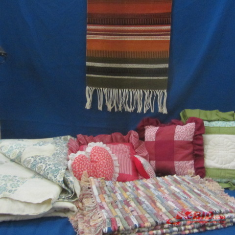 lot 144 image: Quilt, Pillows, Placemats