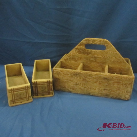 lot 8 image: Wood Bottle Carrier