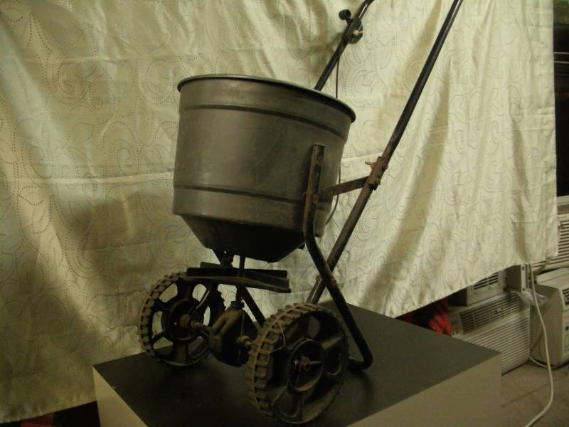 Lawn & Garden Spreader