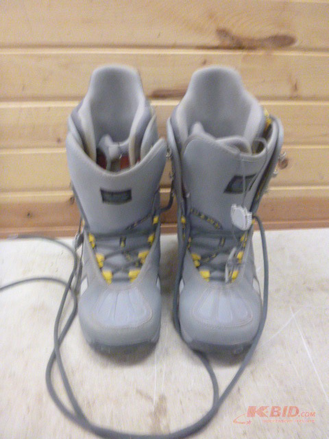 lot 28 image: Burton Mens Freestyle Boots